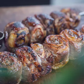 Rouladenspieße vom Grill 🔥 – Ein kulinarisches Highlight, das auf keiner Grillparty fehlen darf! Wenn du auf der Suche nach einem außergewöhnlichen und herzhaften Genuss bist, dann sind diese aufgespi