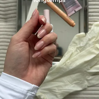 Une manucure qui dure ✨

Avec quelques petits ajustements dans ta routine quotidienne, ta manucure durera plus longtemps et restera impeccable. Moins de retouches, plus de temps pour profiter de ton l