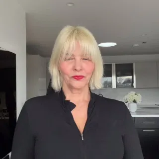 You will never need to spend thousands of pounds on invasive surgeries and treatments if you stay conisistent with you PRAI Beauty Ageless Throat and Decolletage Creme 💜