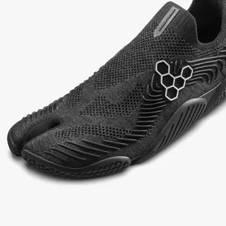 【VIVOBAREFOOT Motus Flex Tabi・黑白忍者回歸】👣🌙

跨越六世紀的足下革命，👣 Tabi（足袋）——誕生於15世紀日本的傳統分趾鞋襪，拇指與四指分離的姿態，原是為了搭配和服，也成為職人穿梭街巷的「地下足袋」。

1990年代曾席捲街頭；近年時尚大廠紛紛回歸，Tabi 再度成為 2026 年的焦點。🔥

🥷 VIVOBAREFOOT 第一對 Tabi 分趾設計
足部對位（
