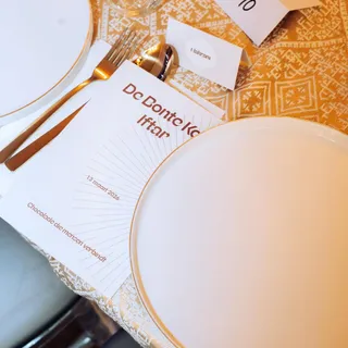 Wat begon met chocolade, eindigde in echte verbinding 🤎

Afgelopen week organiseerden we de allereerste Iftar van De Bonte Koe in het prachtige Princes Theater. Samen met 200 ondernemers en maatschapp