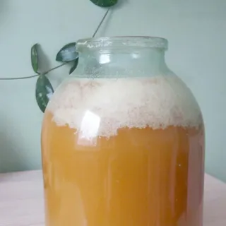 What is frosting in raw honey? ❄️

🍯An usual sign of raw and unprocessed honey is frosting. It usually looks like a small white streak or crescent that gradually spreads on the shoulder of the jar. Th