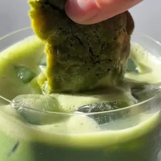 Matcha White Chocolate Chip Cookies 🍪🍃

Zutaten (ca. 6 Stk.):
110 g Weissmehl
50 g Cake Flour
10 g Matcha (Pure Matcha)
1 TL Backpulver
1/2 TL Natron
113 g ungesalzene Butter, weich
40 g brauner Zucke