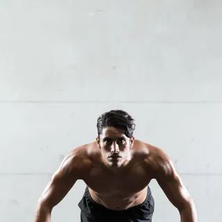 Les burpees font partie des exercices les plus redoutés, notamment en Hyrox. Pourtant, ils comptent parmi les mouvements les plus complets.

Ils sollicitent l’ensemble du corps, améliorent l’endurance