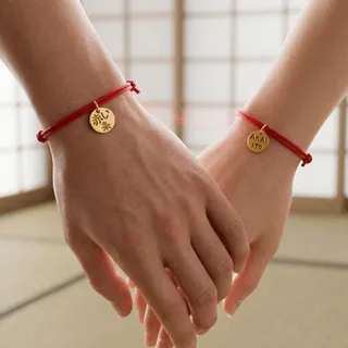 Un filo rosso invisibile unisce le persone destinate a incontrarsi. Può tendersi, intrecciarsi, allontanarsi, ma non si spezza mai. 🇯🇵

Il Filo Rosso del Destino prende forma in un bracciale.
Un simbo
