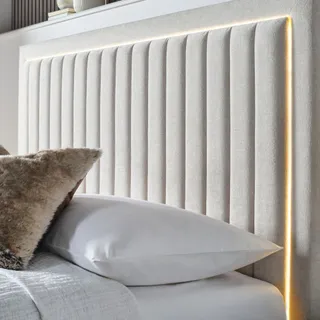 Where comfort meets style ✨
Soft textures, warm lighting, and a bed that transforms your space into a true sanctuary 🛏️