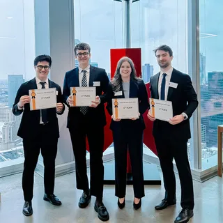 🏆 V I C T O I R E
Une équipe du #MBA de @hecmontreal remporte la 1re place à la Canadian Case Series 2026 à Toronto!

Face à 30 équipes universitaires, la délégation s’est démarquée jusqu’en finale gr