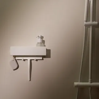 Mehr Platz. Mehr Stil. Weniger Chaos. 🤍

Unsere Badablage in 30 cm Weiß ist die perfekte Lösung für ein aufgeräumtes, modernes Badezimmer. Klar im Design, stark in der Funktion – für alles, was du täg