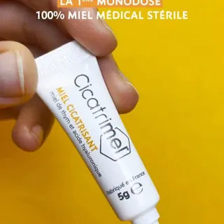 Cicatrisation express, naturellement ! 🩹
 
Que ce soit une plaie aiguë ou chronique, infectée ou non, ou une brûlure du 1er ou 2ᵉ degré, cette formule accompagne chaque étape de la cicatrisation.
 
🍯 