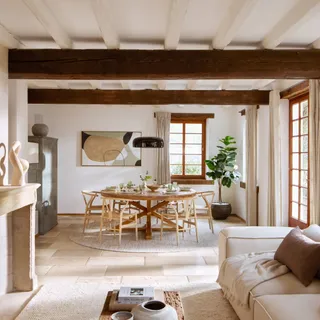 Kein Aprilscherz 😉 - dein neues Haus könnte haben:

⚙️ ein Mühlrad
🧑‍🍳 eine Küche inklusive Design-Herd von Lacanche
🪵 einen Kamin im Wohnzimmer
🛏️ 3 Schlafzimmer & ein eigenes Gästehaus
🍽️ eine Outdo