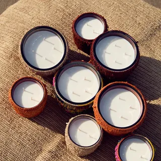IBELIV scented candles, more than a fragrance, a real experience.

Each creation is an invitation to escape, where our raffia craftsmanship meets the emotion of the senses.

A flame, an atmosphere, a 