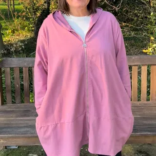 Comfort you can move in 💕
 This jacket was made for fresh air, easy layers, and feeling good wherever the day takes you.

Shop now 👉 pureplusclothing.co.uk

#cozystyle #comfortwear #casualfashion #lif