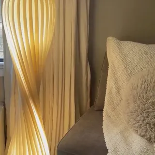 Elevating this corner of my bedroom with The Aven Floor Lamp from @__outlight  this corner feels more cozy filling the room with a soothing, ambient glow.

Elevando este rincón de mi dormitorio con la