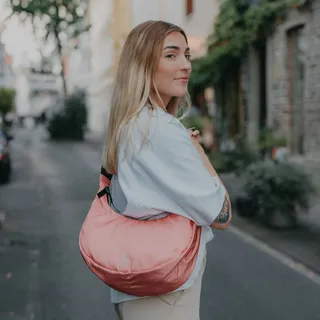 Die Vögel zwitschern und die ersten sonnigen Tage stehen endlich vor der Tür. Unsere Moonbaq ist nicht nur praktisch, sondern weckt echte Frühlingsgefühle. ☀️💐