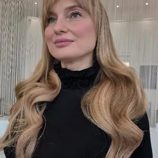 60 cm WEFT EXTENSIONS @globalextend ✨️

WEFTS:
1 Paket 08|18
1 Paket 10|16

Coloration Wella 
Color Touch 9/97+ 1,9%

sebastianartist #sebastianprofessional
@wellapro_dach @sebastianpro_official  @wel