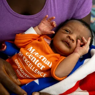 This February, we celebrated the opening of the Maternal Center of Excellence in Sierra Leone, alongside the people who helped make it happen: @partnersinhealth and Good Store customers like you. Swip