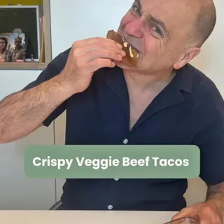 Crispy Veggie Beef Taco 🌮

Een taco die krokant, hartig en toch verrassend licht is.

We maakten hem met: 
🌮 seitan gehakt 
🌮 een boekweitcrêpe 
🌮 geitenkaas
🌮 witte ajuin & look
🌮 paprikapoeder, look