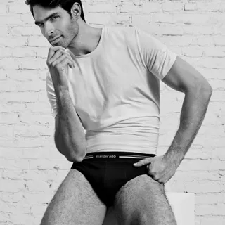 Juan Betancourt sabe lo que funciona: comodidad, calidad y fit perfecto.

Por eso elige Abanderado. Prendas pensadas para el día a día, resistentes, suaves y fiables.

#abanderadoiconico #hombresaband