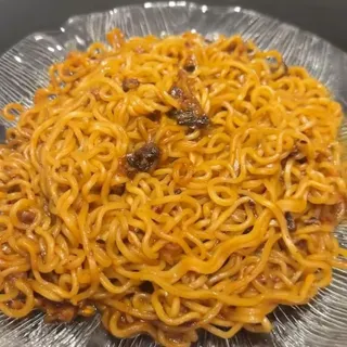 Must try indomie chili oil ramen hack! 

Ingredients
@indomieus hot and spicy 🌶️ 
Garlic 
Green onion 
Chili oil 
Squeeze of lemon 

1. Combine oil, garlic, and green onion 
2. Add all the indomie sau