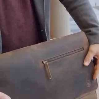 Die Laptoptasche Ben, die mehr kann als nur tragen. 
Echtes Leder, smarter Stauraum, jeden Tag an deiner Seite.
Stylisch ins Büro, robust für unterwegs, ein Begleiter fürs Leben.

Hodalump. Leder mit 
