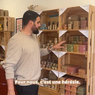 Un tensioactif, qu’est-ce que c’est ? 

C’est un ingrédient qui agit comme agent nettoyant sur vos cheveux. 💆‍♀️ 

Cependant, il est important de faire attention au type de tensioactif utilisé ! ⚠️

L
