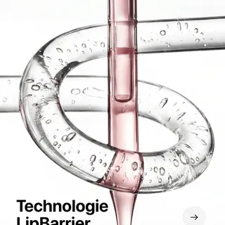 Protéger les lèvres ne se limite pas à les hydrater.⁠
⁠
Avec la technologie LipBarrier, le Micro-Baume agit à trois niveaux : renforcer la barrière cutanée, soutenir le microbiote labial et limiter le