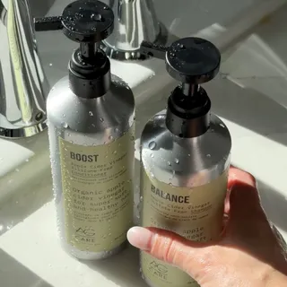 Curls love Balance & Boost 💚🍏

Powered by nourishing superfoods that help remove buildup while maintaining moisture.

97% of participants said their hair and scalp felt noticeably cleaner after one us