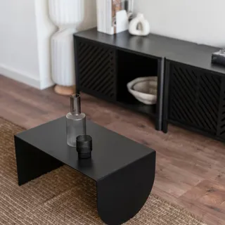 Versatile BERLIN side table, practical for small spaces and flexible in arrangement ✨
Photo by @ap.notte 
#modernhome #sidetabledecor #moderndesign #livingroomdecor #livingroominspo #modernsidetable #