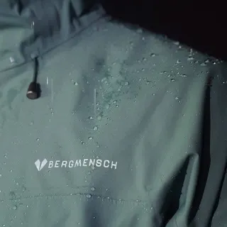 Mit welcher Farbe würdest du in den Regen losziehen? 🌧️😍

#bergmensch #regenjacke