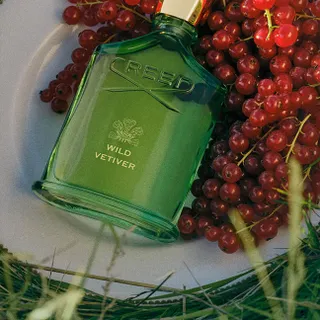Wild Vetiver flash-opens with hand-harvested timur berry, its citrusy spice pleasantly disorienting the senses. Rose centifolia rambles at the heart, while a breeze of Creed's exceptional vetiver stir