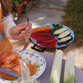 Sale el sol, suben las temperaturas…
y automáticamente todos pensamos lo mismo: ¡parrillada! 🔥
Por eso llega la Caja Saludable de Primavera, llena de verduras perfectas para la brasa. 🥦☀️

#primavera 