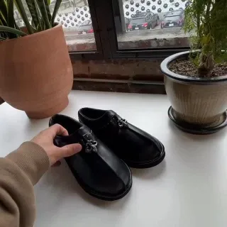 Fleur mule - live now

10/10 comfort 

Sherpa fleece lining 

Leather upper

Quality hardware and studs

Essentials for the Fall/Winter