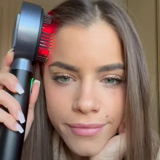 Ich liebe meinen Sleek Bun, aber nach ein paar Stunden merke ich immer, wie sich die Kopfschmerzen langsam einschleichen. 😖 Der Look sieht zwar toll aus, aber der Preis ist manchmal zu hoch. Ich habe 