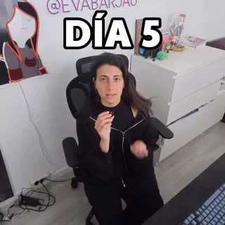 Día 5 montando mi set up, hoy gracias a @mobilepixelsus con su monitor portatil Glance 16’’ 
Nada que ver con el primer día! Esto ya tiene otra cara
#setup #tech #evabarjau