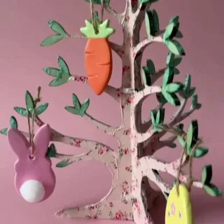 Make your own 🐣 Easter hanging decorations with our Easter Craft Kit 🐰✨ Wooden Tree sculpture is included too! 🪺💐 The perfect centre price for Easter Sunday Brunch #airdryclay #diycrafts #eastercrafts