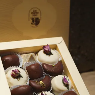Maak Eid al-Fitr extra bijzonder met onze luxe chocolade ✨🍫

Vier het einde van de Ramadan met onze Deluxe XL Ramadan bonbonbox, gevuld met heerlijke handgemaakte bonbons. Perfect om te delen met fami