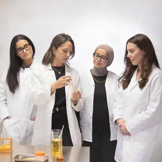 Le secret de la Dermatologie Apicole®? 🐝

Notre équipe Innovation ! Regroupant pharmaciens et ingénieurs en biologie de formation, pour concevoir des produits selon une démarche rigoureuse et scientif