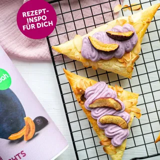 Marmorkuchen war gestern! 👋⁣
⁣
Lust auf ein Upgrade für dein Wochenend-Backen? Diese knusprigen Blätterteigecken mit Pflaume sind super fix gemacht und sehen richtig schick aus. ⁣
⁣
Das brauchst du:⁣
