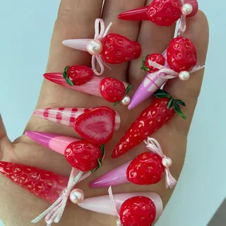 these so strawberry nails r so… strawberry :) but they’re also so cute @piscun_lesia 🍓⭐ i love being friends w talented stars like u!