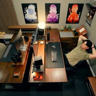 Over a year later, and it’s still the standout piece of @millimedia__ setup 🔥

📸: Desky Dual Hardwood Sit Stand Desk in Walnut with a Matte Black frame - 2000 (80”) x 750 (30”)

#Desky #SitStandDesk #