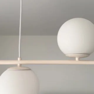 Neu bei uns zu Hause: die Livana Pendelleuchte von Lumière Design 🤎 @lumiere.design.de 

Mit ihrem minimalistischen, gemütlichen und ästhetischen Design bringt sie sofort Wärme und eine behagliche Atm