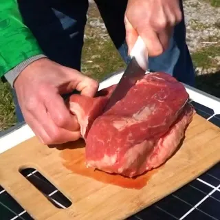 Cooking CORNER BEEF with zero electricity or fossil fuels… Just sunlight! This is the future of cooking and it couldn’t be more convenient, and efficient!

#solar #cooking #cook #solaroven