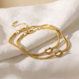 Due linee che si incontrano.
Un nodo che resta. 💛

Nodo d’Amore è un bracciale simbolico, pensato per accompagnarti ogni giorno.
Un segno discreto, dal significato profondo.

Disponibile nelle finitur