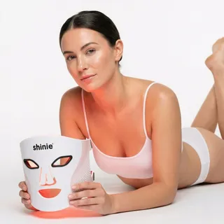 Jetzt NEU: Die shinie Photon X Rotlichtmaske für jugendlich glatte Haut.

#rotlicht #rotlichtmaske