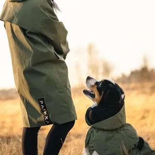 New in!
SADE Unisex Raincoat

•Long, relaxed fit. 
•Clean, contemporary design.
•Light weight and fully reflective.

Available in Green & Dark. Limited drop.