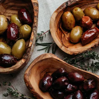 🫒Die Olivenernte ist noch in vollem Gange – und wir nehmen Dich mit hinter die Kulissen!💫

🌿Diese Woche dreht sich alles um unsere aromatischen Vakuum-Oliven. Schonend verpackt, damit Frische, Biss un
