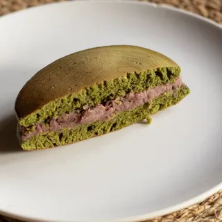 Dorayaki au matcha, fourrés à l’anko 🤤 🍵

Des pancakes japonais moelleux au matcha, garnis d’une pâte de haricot rouge réconfortante… Un petit voyage au Japon en une bouchée 💚 Voici notre recette :

I