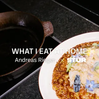 Was kochen Köche eigentlich zuhause?

In Episode 2 unserer Video-Serie What I Eat At Home kocht @a.n.d.r.e.a.s.r.i.e.g.e.r, Food Development Chef im Berliner @michelbergerhotel / @michelbergerrestaura