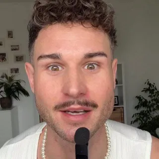 Make-up ist kein Geschlecht. Es ist Ausdruck.

Früher dachte ich, Make-up sei nur was „für Frauen“.
Heute weiß ich: Es ist ein Werkzeug für Selbstbewusstsein und nicht für Schubladen.

Männlichkeit is