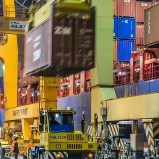 20ft or 40ft, which shipping container size do you actually need? 📏

Here's the real difference:
→ 20ft: ~160 sq ft. Fits a single parking spot. Perfect for residential storage, small workshops, and p